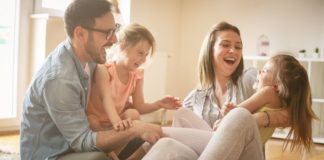 Deca i roditelju u kući