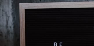 Be my valentine board near pink roses