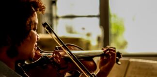 man playing violin during daytime