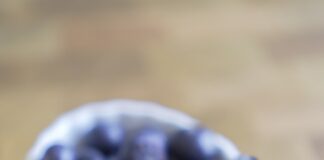 blue berries in white ceramic bowl