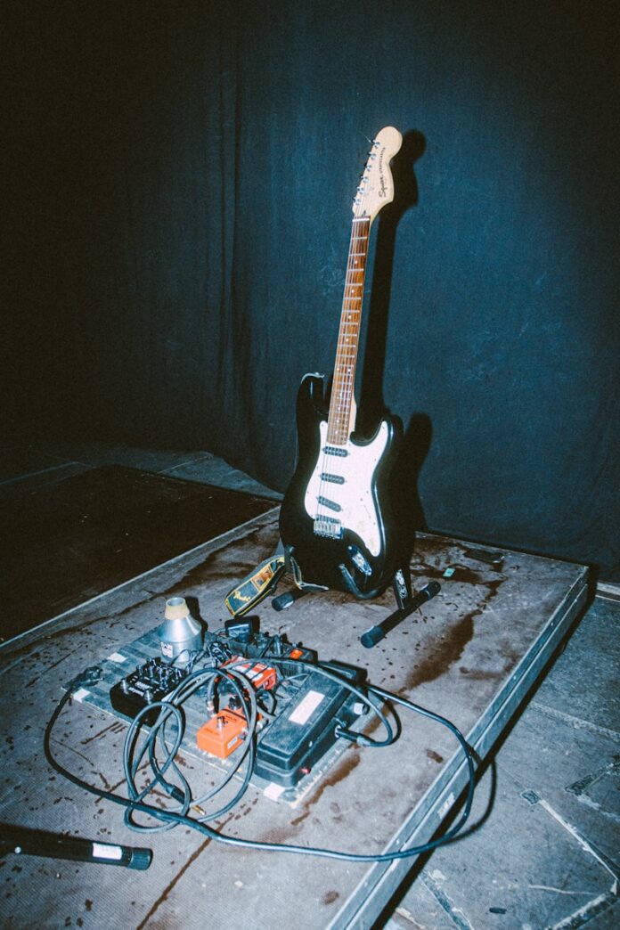 An electric guitar sitting on top of a table