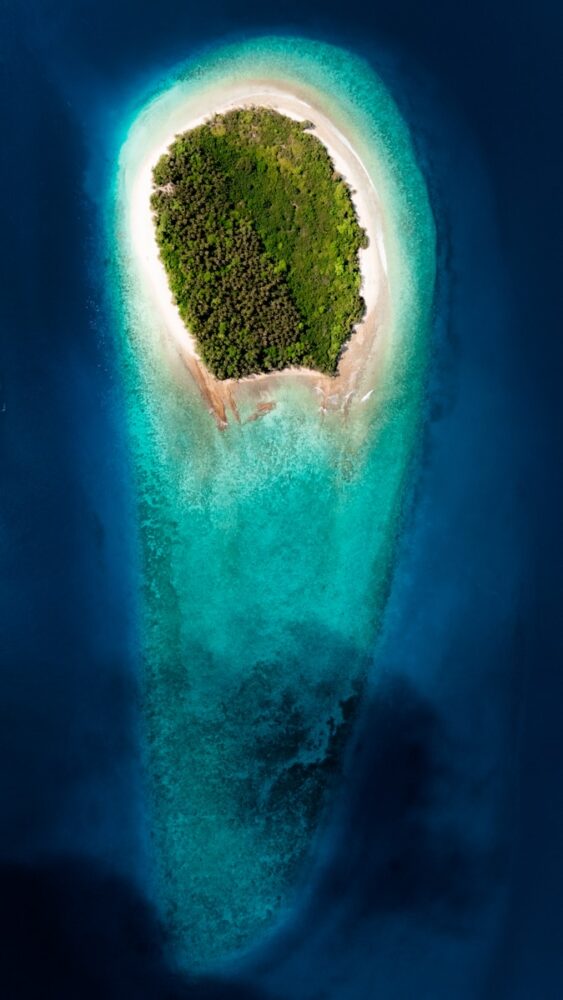An island in the middle of the ocean