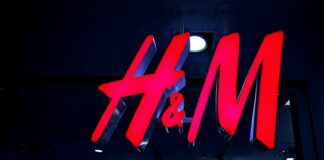 Red h&m logo illuminated at night