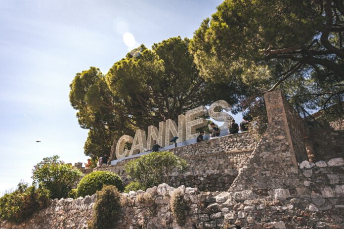 a stone wall with a sign that says cane on it
