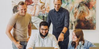 men's gray crew-neck t-shirt