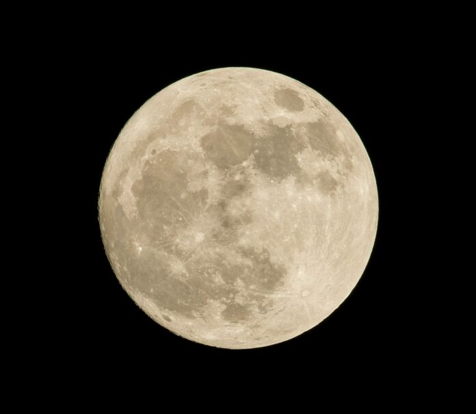 Photo by Pedro Lastra moon